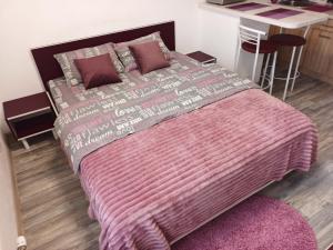 Postel nebo postele na pokoji v ubytování Cozy Smart Studio Apartment in a Closed Residential Complex Comfort Town КТ-11