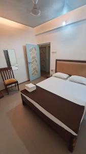 Postel nebo postele na pokoji v ubytování The Beach hotel - Alibag