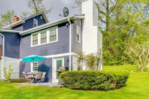 WaterfordにあるLess Than 1 Mi to Wineries Quaint and Cozy Waterford Studioの青い家