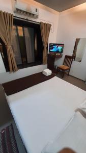 Rúm í herbergi á The Beach hotel - Alibag