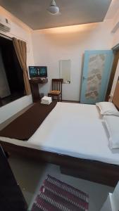 Postel nebo postele na pokoji v ubytování The Beach hotel - Alibag