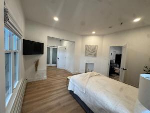 スタンフォードにあるStylish 3BR,2BA in Heart of Harbor Pointのベッドと薄型テレビのある寝室