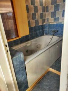 Ένα μπάνιο στο Posada del Arbol +34 φωτογραφίες