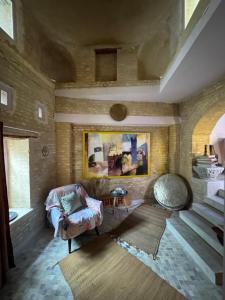 uma sala de estar com uma escada e um sofá em Suite Dôme Jasmin em Bin Rhilouf mais 10 fotografias