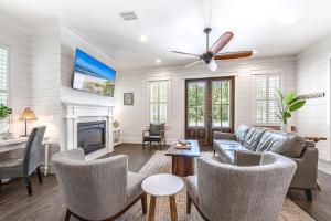 ein Wohnzimmer mit Sofa und Stühlen und einem Kamin in der Unterkunft 9 E Willow Mist in Preserve at Inlet Beach in Inlet Beach