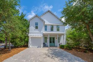 ein weißes Haus mit Auffahrt in der Unterkunft 9 E Willow Mist in Preserve at Inlet Beach in Inlet Beach