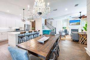 eine Küche und ein Esszimmer mit einem Holztisch und Stühlen in der Unterkunft 9 E Willow Mist in Preserve at Inlet Beach in Inlet Beach