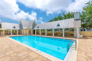 ein Schwimmbad vor einem Gebäude in der Unterkunft 9 E Willow Mist in Preserve at Inlet Beach in Inlet Beach