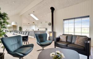 Khu vực ghế ngồi tại Beautiful Home In Grenaa With Sauna