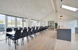 Ảnh trong thư viện ảnh của Beautiful Home In Grenaa With Sauna ở Grenå