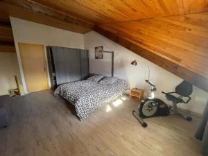 Łóżko lub łóżka w pokoju w obiekcie Location vacances Barcelonette