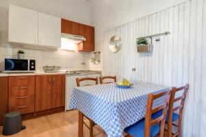 Kuchyň nebo kuchyňský kout v ubytování Apartments Bralić