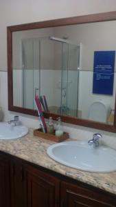 Ένα μπάνιο στο Peniche Blue Wave Home +41 φωτογραφίες