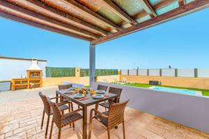 Bazén v ubytovaní Villa Ocean Pearl by Villa Plus alebo v jeho blízkosti