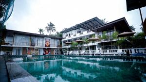 Lake view Resort cherai内部或周边的泳池