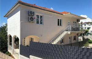トロギールにあるStunning Apartment In Trogir With Wifiの白い家