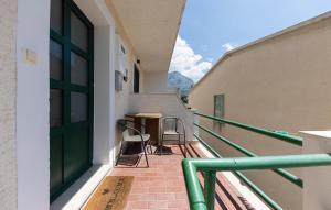 En balkon eller terrasse på Gorgeous Apartment In Baska Voda