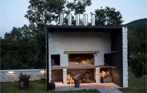 un four en briques avec une cheminée à l'intérieur dans l'établissement Beautiful Home In Lokvicici, à Lokvičič