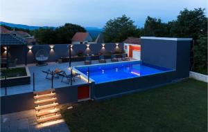 une piscine dans un jardin la nuit dans l'établissement Beautiful Home In Lokvicici, à Lokvičič 18 autres photos