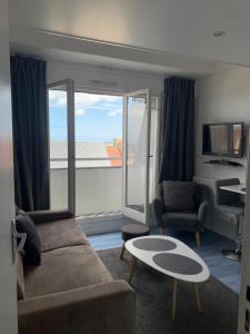 Μια τηλεόραση ή/και κέντρο ψυχαγωγίας στο Blue, studio avec vue mer et matelas en mezzanine