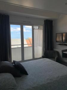 Ένα ή περισσότερα κρεβάτια σε δωμάτιο στο Blue, studio avec vue mer et matelas en mezzanine +8 φωτογραφίες