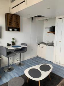 Η κουζίνα ή μικρή κουζίνα στο Blue, studio avec vue mer et matelas en mezzanine