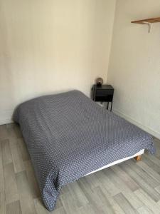 a bed in a corner of a room at Le Farges-Chambre en colocation-Appartement partagé à 3min de La Gare ST Roch-LaConciergerieByNina in Montpellier