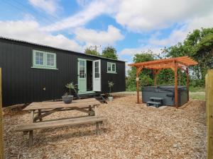 a backyard with a picnic table and a black house at The Heron in Cambridge