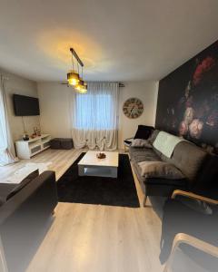 Ένα ή περισσότερα κρεβάτια σε δωμάτιο στο VILLA DES JASMINS - APPARTEMENT AVEC PISCINE PRIVEE- Entrelacs