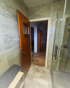 Ένα μπάνιο στο VILLA DES JASMINS - APPARTEMENT AVEC PISCINE PRIVEE- Entrelacs