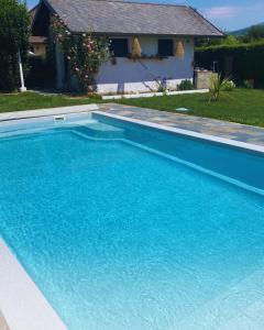 Πισίνα στο ή κοντά στο VILLA DES JASMINS - APPARTEMENT AVEC PISCINE PRIVEE- Entrelacs