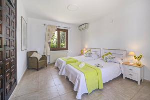 En eller flere senge i et værelse på Villa Sortetes by Villa Plus + 22 billeder