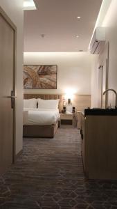 Postel nebo postele na pokoji v ubytování الإقامة الذهبية للشقق المخدومة Golden Residence Hotel