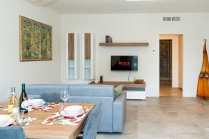 TV a/nebo společenská místnost v ubytování Andrea Lake room