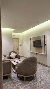 TV a/nebo společenská místnost v ubytování الإقامة الذهبية للشقق المخدومة Golden Residence Hotel