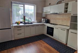 Η κουζίνα ή μικρή κουζίνα στο Vibe House +25 φωτογραφίες
