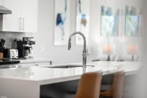 Ảnh trong thư viện ảnh của Jeannie's Sunrise Suite - Luxury 2BR Across from Beach - Balcony - Rocket Views ở Cocoa Beach +30 ảnh