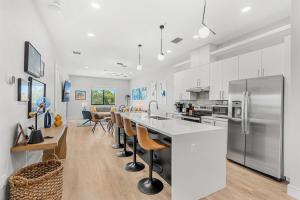 Nhà bếp/bếp nhỏ tại Jeannie's Sunrise Suite - Luxury 2BR Across from Beach - Balcony - Rocket Views