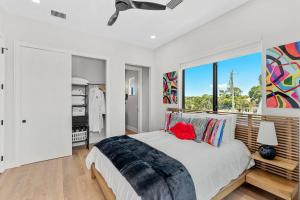 Giường trong phòng chung tại Jeannie's Sunrise Suite - Luxury 2BR Across from Beach - Balcony - Rocket Views