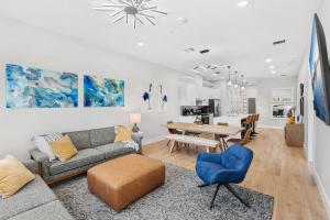 Khu vực ghế ngồi tại Jeannie's Sunrise Suite - Luxury 2BR Across from Beach - Balcony - Rocket Views