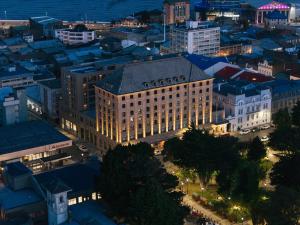 una vista panoramica su una città di notte di Hotel Cabo De Hornos a Punta Arenas