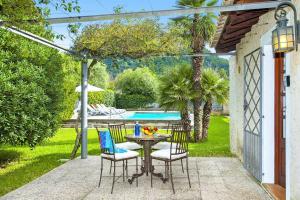 A garden outside Villa Rafaleta by Villa Plus