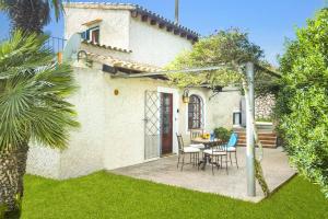 A garden outside Villa Rafaleta by Villa Plus