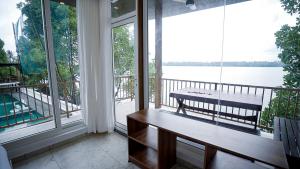 Lake view Resort cherai的阳台或露台