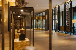 un atrio con porte in vetro e una vetrina di Hotel Cabo De Hornos a Punta Arenas