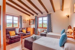 ポリェンサにあるVilla Murtaretas by Villa Plusのベッド2台と椅子、窓のある寝室 +19枚の写真