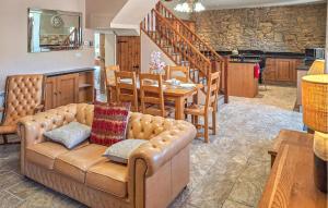 un salon avec un canapé et une table dans l'établissement Ravissante Maison Bretonne, à Louargat