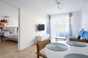 Μια τηλεόραση ή/και κέντρο ψυχαγωγίας στο ApartamentyPrzyMorzu Bałtycki z miejscem postojowym i ogródkiem