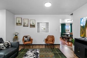 Una sala de estar con un sofá y sillas y una mesa. en Rancho Verde, en Pueblo