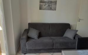 - un canapé dans le salon avec 2 oreillers dans l'établissement Apartment, Marina di Ravenna, à Marina di Ravenna 20 autres photos